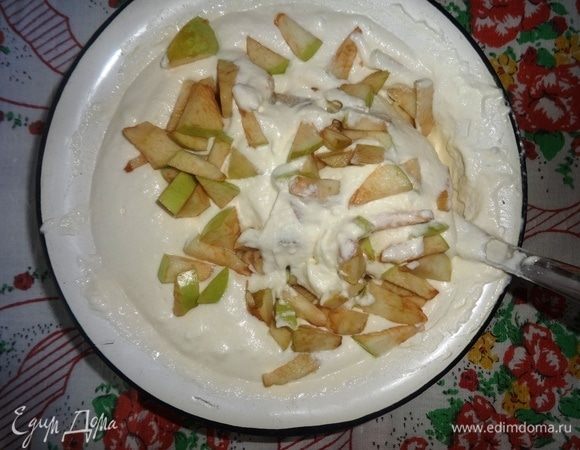 Добавить яблоки и осторожно смешать их с тестом.