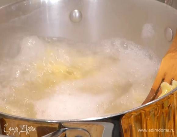 Макароны отваривать в подсоленной воде на 2 минуты меньше, чем указано на упаковке, затем воду слить и сохранить.<br />
 