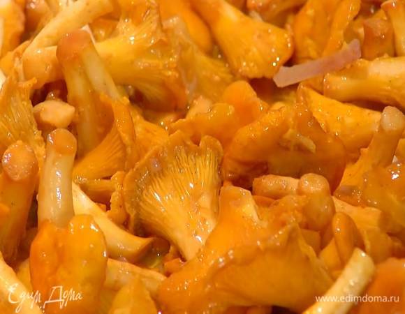 Лисички выложить к луку с чесноком, все слегка посолить, перемешать и обжаривать, не накрывая крышкой.