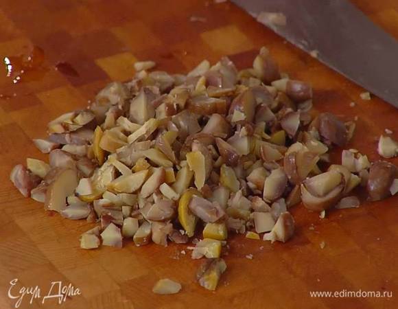 Каштаны мелко порубить.
