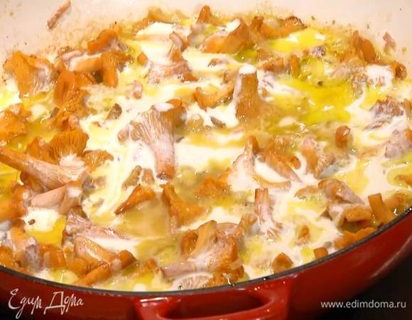 Добавить в сковороду сливочное масло и каштаны, все перемешать и немного обжарить, затем влить сливки.