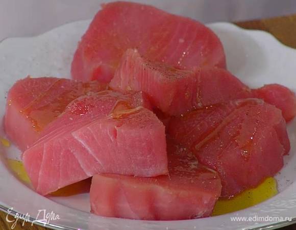 Стейки тунца сбрызнуть оливковым маслом, посолить и поперчить.