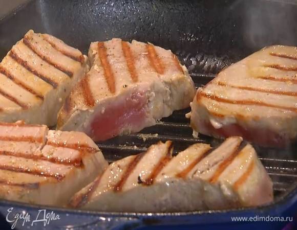 Разогреть сковороду-гриль и обжаривать рыбу с двух сторон до появления румяных полосок.