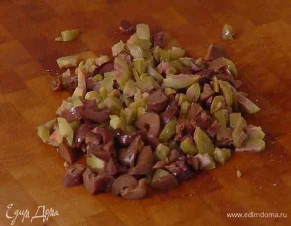 Оливки и маслины мелко порубить.
