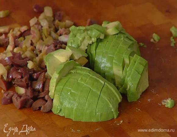 Авокадо разрезать пополам и, удалив косточку, очистить от кожицы, мякоть нарезать маленькими кубиками.