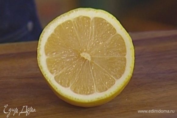 Цедру половинки лимона натереть на мелкой терке, выжать сок.