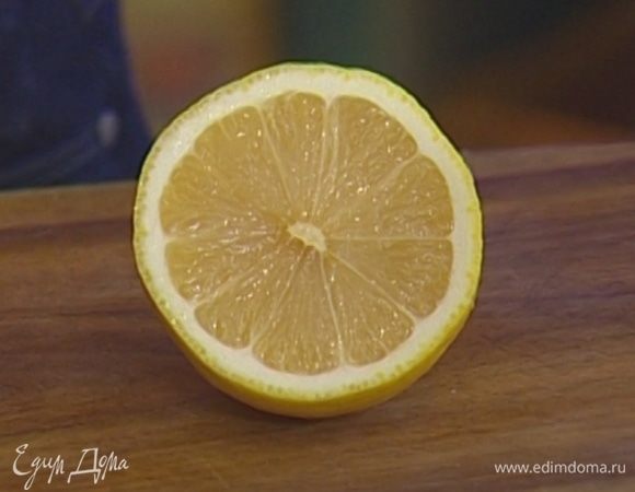 Цедру половинки лимона натереть на мелкой терке, выжать сок.