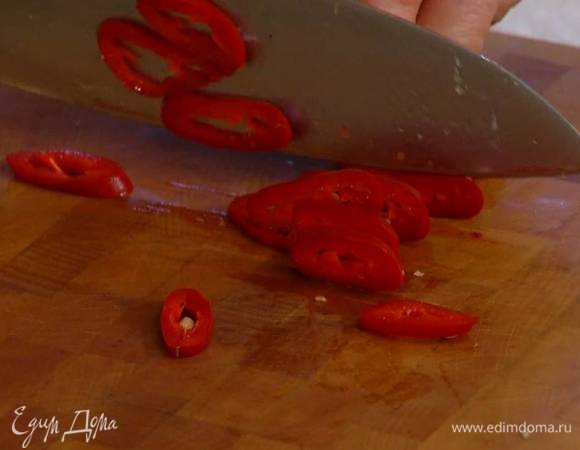 Перец чили нарезать колечками.