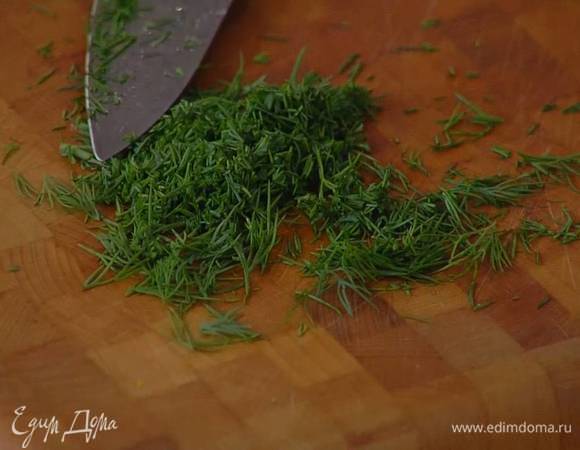 Кинзу и укроп мелко порубить.