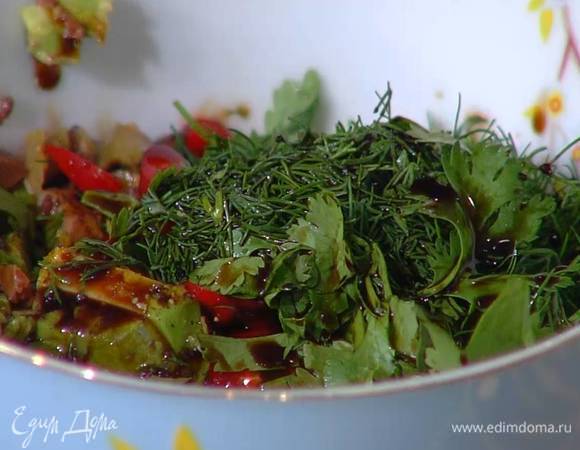 Приготовить соус: оливки и маслины соединить с чили, авокадо, цедрой и соком лимона, влить оливковое масло Extra Virgin, бальзамический уксус, посолить, поперчить и перемешать.