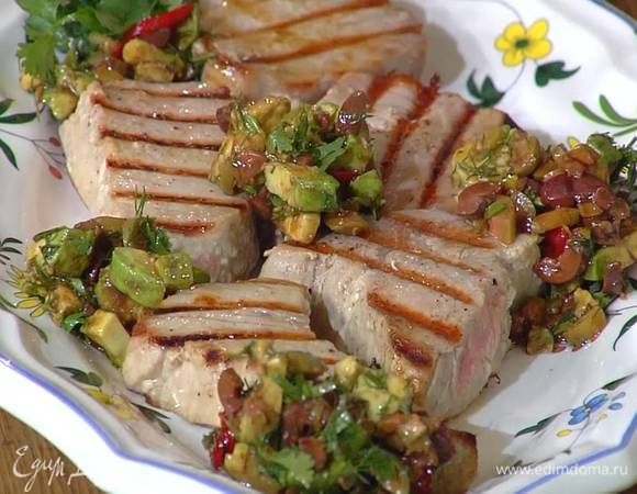 На обжаренные стейки выложить соус и подавать.