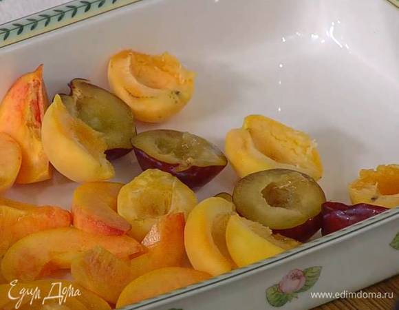 Сливы и абрикосы разрезать пополам и удалить косточку.