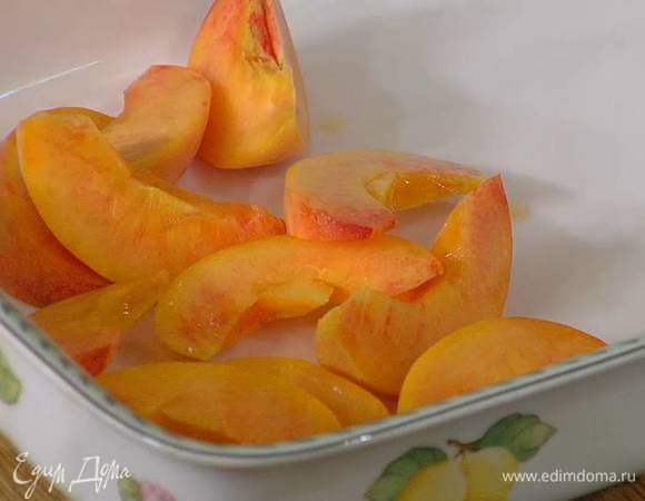 Персики, удалив косточки, нарезать крупными дольками.