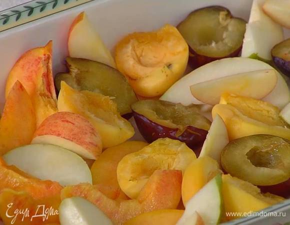 Яблоко и грушу, удалив сердцевину, нарезать небольшими ломтиками.