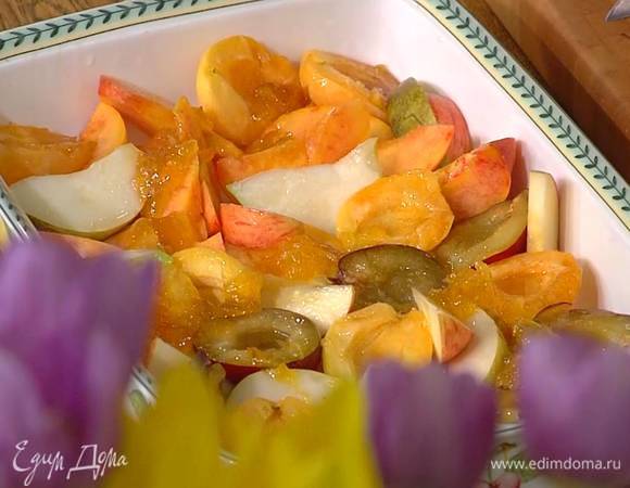 Выложить фрукты в жаропрочную форму срезами вверх в один слой, полить лимонным соком, сверху равномерно разложить джем и полить все ромом.