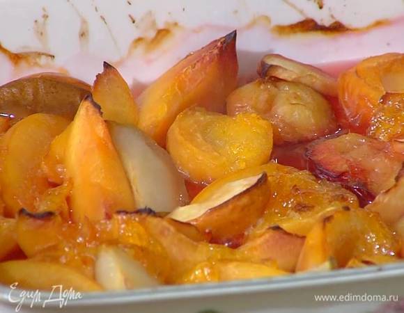 Запекать фрукты в разогретой духовке 25–30 минут.