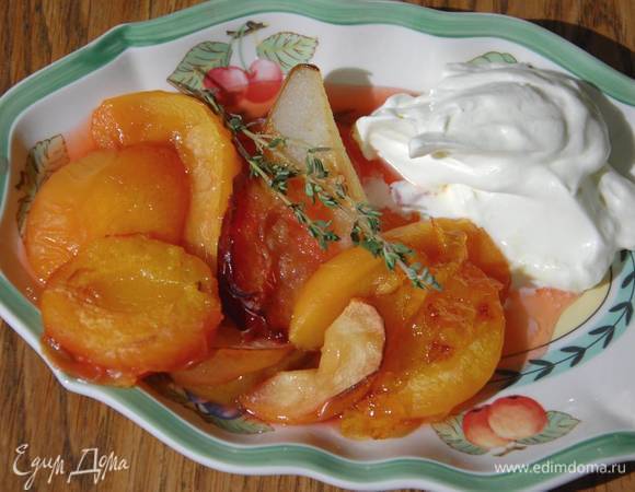 Приготовить крем: сливки взбить блендером с насадкой-венчиком, затем добавить сахарную пудру, влить ликер и взбить еще немного.<br />
Подавать запеченные фрукты с кремом.<br />
 