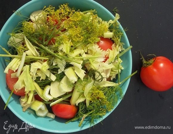Ставим вариться маринад: литр воды, перец горошком, лавровый лист, 3 ст. л. соли и 1 ч. л. сахара. После закипания проварить все 5 минут и добавить 2 ст. л. 9% уксуса. Пока готовится маринад, промоем все овощи, уложим помидоры в тару (крупные можно нарезать пополам). Нарежем стебли сельдерея, ножницами нарежем укроп. Добавить 2–3 дольки чеснока.