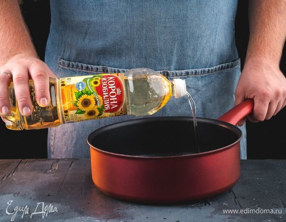 Налейте на сковороду немного рафинированного подсолнечного масла ТМ «Корона изобилия».