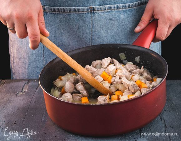 Обжарьте на масле нарезанные овощи и мясо.