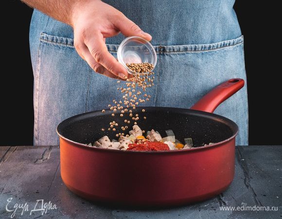 Добавьте томатную пасту и специи по вкусу. Хорошо все перемешайте. Тушите мясо до готовности.