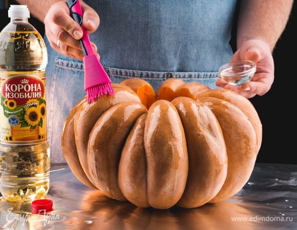 Смажьте тыкву снаружи рафинированным подсолнечным маслом ТМ «Корона изобилия».