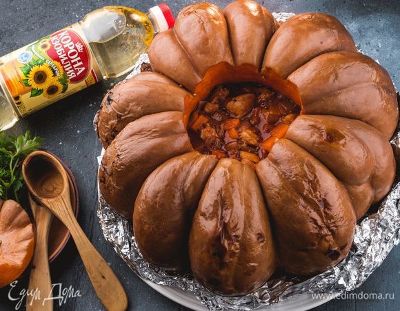 Заверните тыкву в фольгу и запекайте при 180°С в течение 1 часа. Подавайте блюдо к столу теплым. Приятного аппетита!