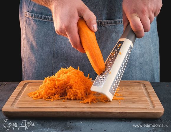 Очистите морковь и натрите на мелкой терке.