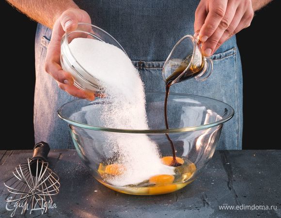 В емкости соедините куриные яйца, сахар и ванильный экстракт. Хорошо взбейте с помощью венчика.