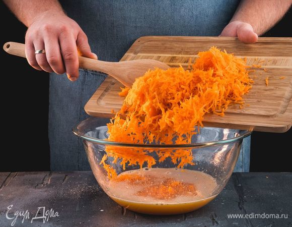 Добавьте тертую морковь и все хорошо перемешайте.