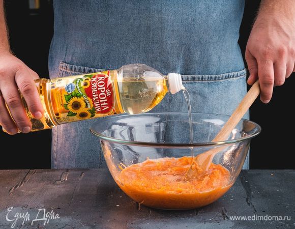 Влейте рафинированное подсолнечное масло ТМ «Корона изобилия», снова перемешайте массу.