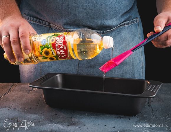 Форму для кекса смажьте рафинированным подсолнечным маслом ТМ «Корона изобилия».