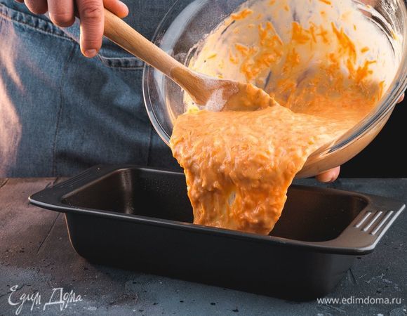 Вылейте тесто в форму. Выпекайте кекс в предварительно разогретой до 180°С духовке в течение 45 минут.