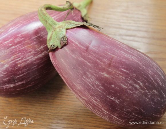 Баклажаны нарезать вдоль тонкими пластинами. Посыпать солью и оставить на 30 минут.