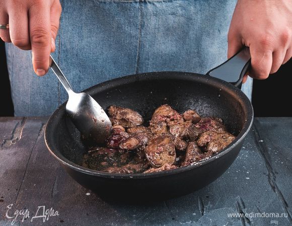 Подготовьте куриную печень. Очистите от сгустков крови и жира. Нарежьте небольшими кусочками. Обжарьте печень в течение 10 минут до готовности. Посолите и поперчите. Разрежьте кусочек печени: если выделяется прозрачный сок, она готова. Снимите с огня и немного остудите.