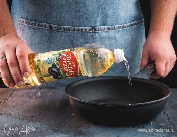 Влейте на сковороду подсолнечно-оливковое масло ТМ «Корона изобилия», хорошо разогрейте.