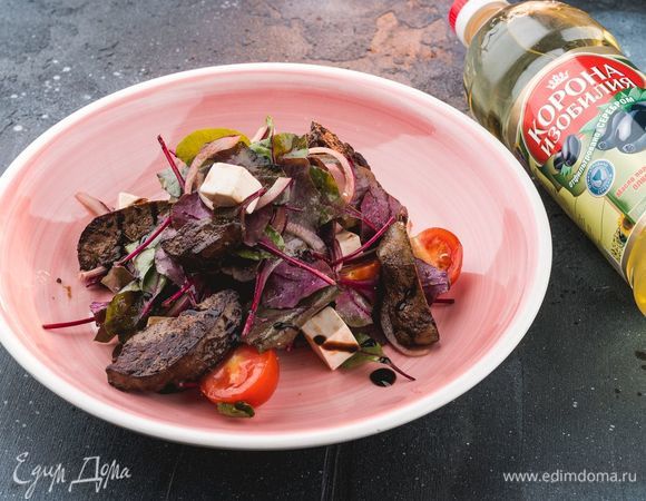 При подаче сверху выложите теплую печень и подавайте к столу. Приятного аппетита!