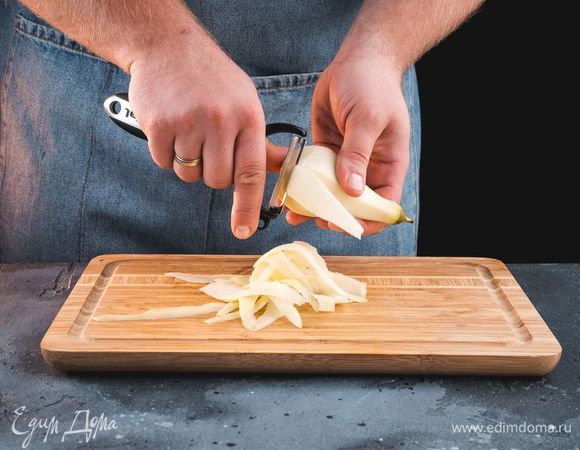 Очистите грушу, нарежьте слайсами и сбрызните лимонным соком, чтобы она не потемнела.