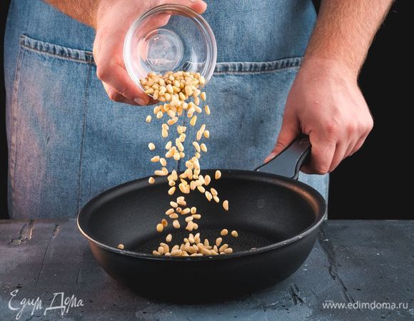 Кедровые орешки поджарьте на сухой сковороде до золотистого цвета.