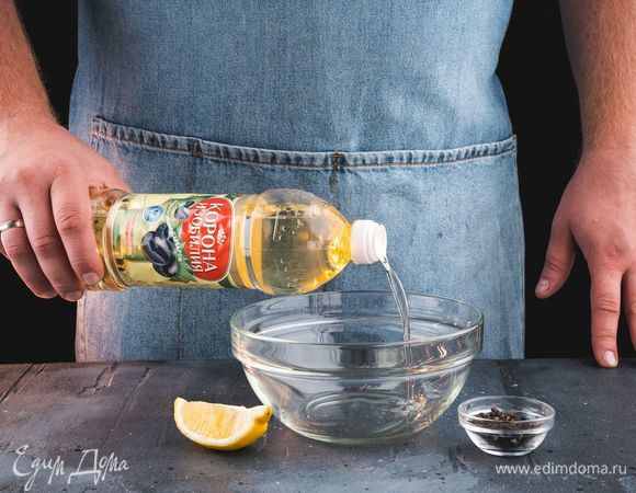 В отдельной емкости смешайте подсолнечно-оливковое масло ТМ «Корона изобилия», лимонный сок и добавьте щепотку перца. Все перемешайте вилкой.