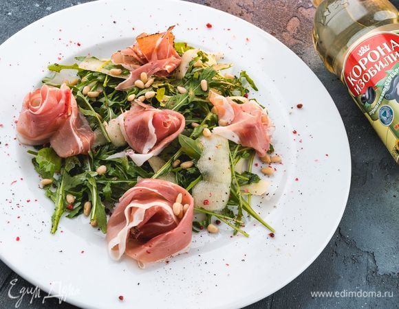 При подаче посыпьте салат кедровыми орешками и подавайте к столу. Приятного аппетита!