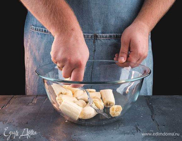 Для приготовления этого хлеба лучше брать очень спелые бананы. Очистите бананы, мякоть разомните вилкой в пюре.