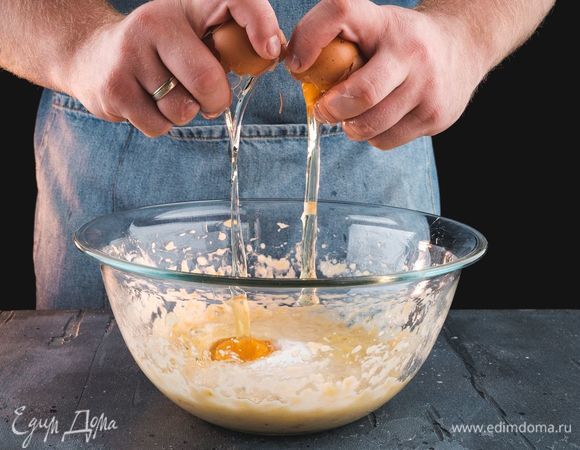 Соедините банановое пюре, яйца, сахар. Перемешайте.