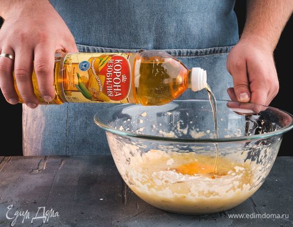 Добавьте рафинированное кукурузное масло ТМ «Корона изобилия» и все хорошо перемешайте до однородного состояния.