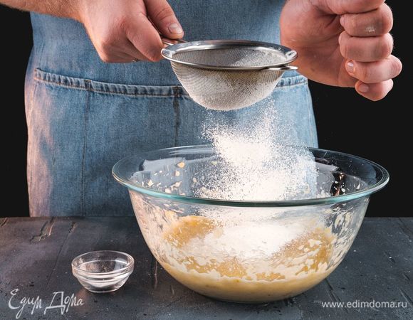 Муку просейте с разрыхлителем и солью и частями введите в тесто.