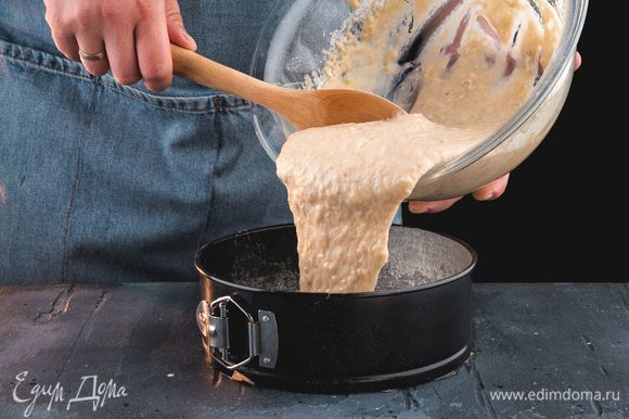Переложите тесто в форму. Выпекайте банановый хлеб в течение 50–60 минут, периодически проверяя на готовность деревянной шпажкой. Если верх хлеба начнет румяниться слишком сильно, накройте его фольгой.