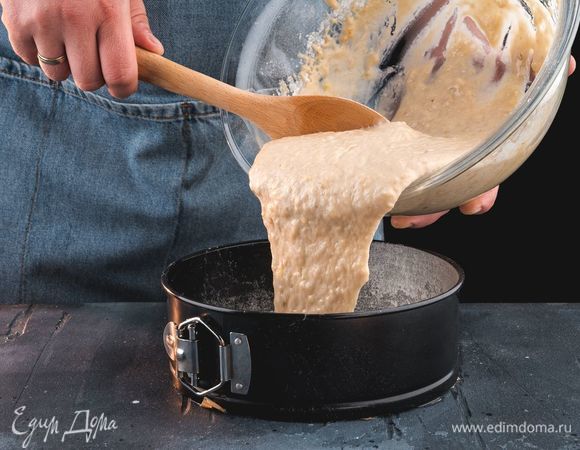 Переложите тесто в форму. Выпекайте банановый хлеб в течение 50–60 минут, периодически проверяя на готовность деревянной шпажкой. Если верх хлеба начнет румяниться слишком сильно, накройте его фольгой.