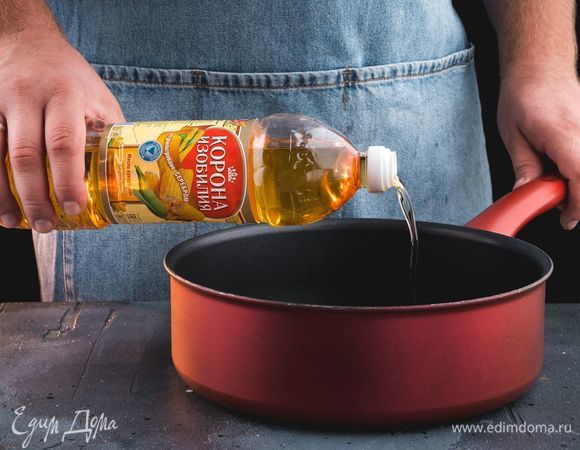 На сковороду налейте рафинированное кукурузное масло ТМ «Корона изобилия», хорошо разогрейте.