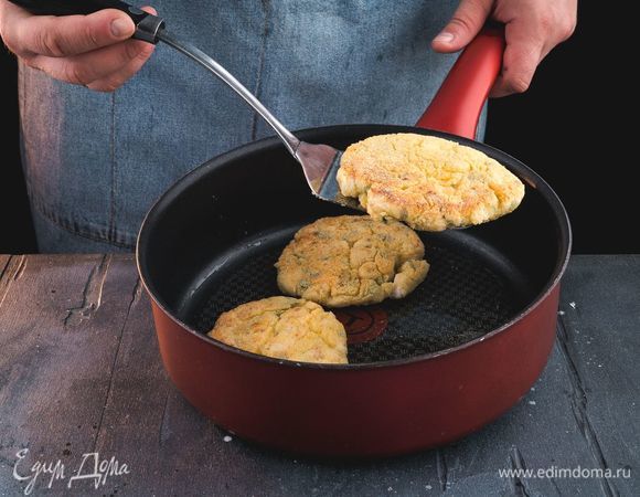 Оладьи обжаривайте до золотистого цвета с каждой стороны.