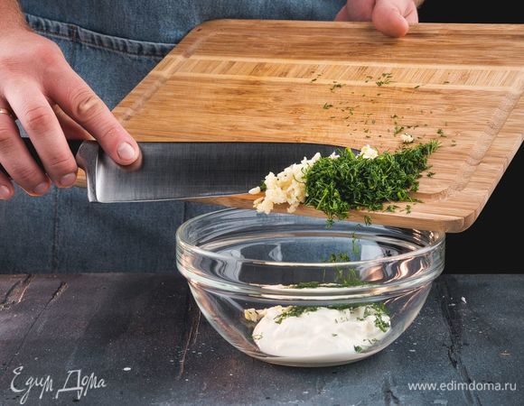 Выложите оладьи на бумажные полотенца, чтобы убрать лишний жир. Измельчите чеснок, укроп, смешайте со сметаной.